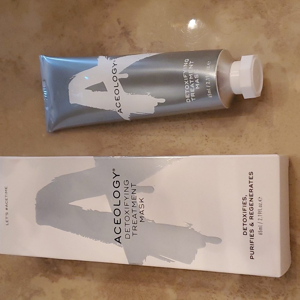 Detoxifying treatment mask